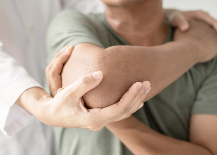 Persona sottoposta a terapia fisica per risolvere l'epicondilite.  Persona sottoposta a terapia fisica per risolvere l'epicondilite.